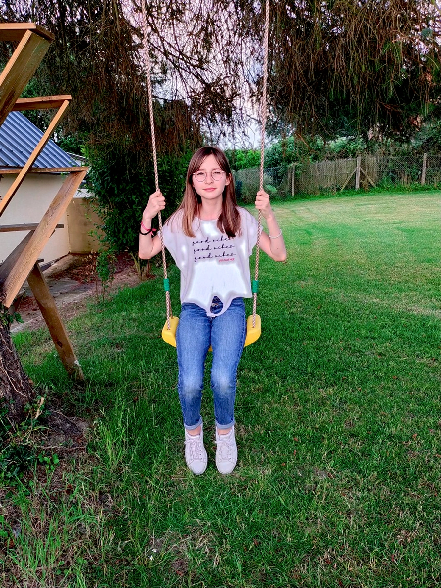 Yaël dans son jardin