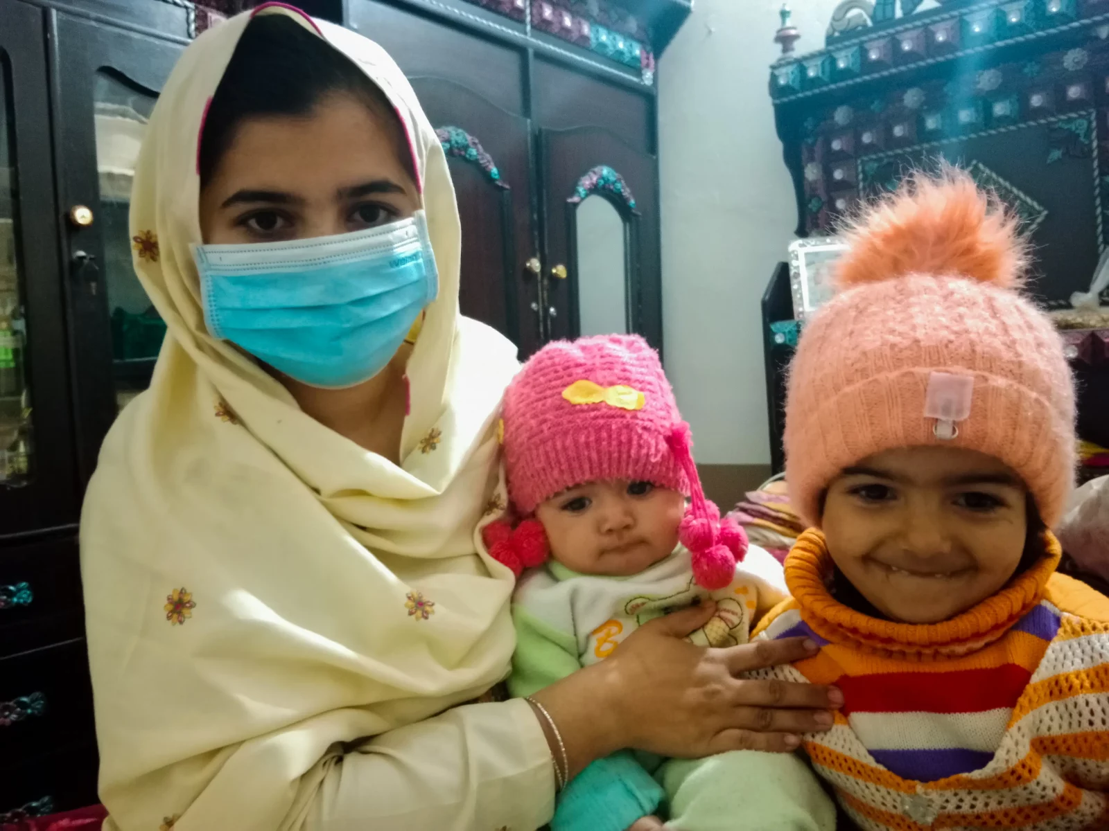 Khadeeja avec ses deux enfants
